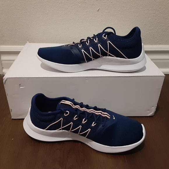 Nike - Picture 2 of 4